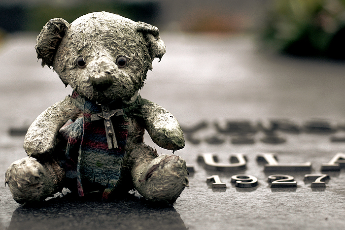 November 2008
We always think it is sad to see a teddy on someone's grave...
